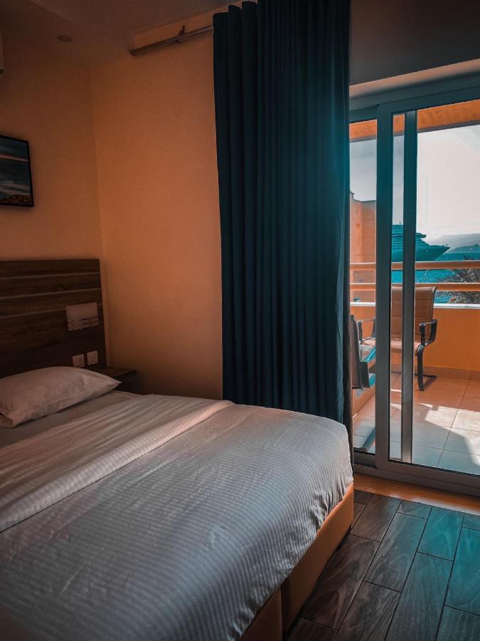 La Riva 3*